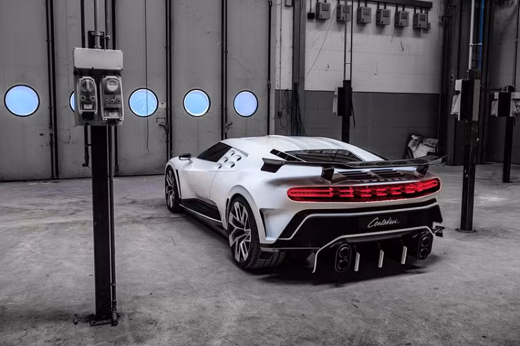 Có vẻ siêu xe Bugatti Centodieci là món quà sinh nhật sớm mà Cristiano Ronaldo tự tặng chính bản thân mình sau một năm nỗ lực, đồng thời cũng là để ăn mừng chiến thắng của Juventus ở giải Serie A.
