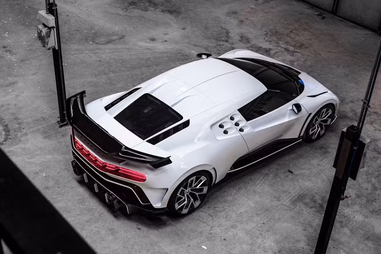 Về thiết kế ngoại thất, Bugatti Centodieci vẫn thừa hưởng nguyên những giá trị cốt lõi của hãng siêu xe tới từ nước Pháp. Ở phần đầu xe, không thể thiếu đi sự xuất hiện của bộ lưới tản nhiệt hình móng ngựa đặc trưng, "cặp mắt" LED được vuốt móng và kéo dài tới trên hộc bánh xe. Phía bên dưới, Centodieci còn nổi bật với những nan hút gió sơn đen, tạo cái nhìn thể thao tột độ.