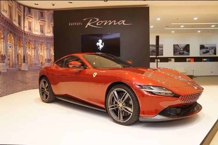 Những trang bị này cho phép mẫu siêu xe nặng 1.472 kg của thương hiệu Ferrari có thể tăng tốc từ 0-100 km/h chỉ trong thời gian 3,4 giây và 0-200 km/h trong 9,3 giây. Tốc độ tối đa của xe là hơn 320 km/h. Supreme Auto cho biết, giá xe Ferrari Roma chính hãng tại Việt Nam sẽ là 900.000 USD, tương đương 20,7 tỷ đồng. Mức giá bán này chưa bao gồm các tuỳ chọn theo xe cũng như trang bị cá nhân hoá mà khách hàng lựa chọn.