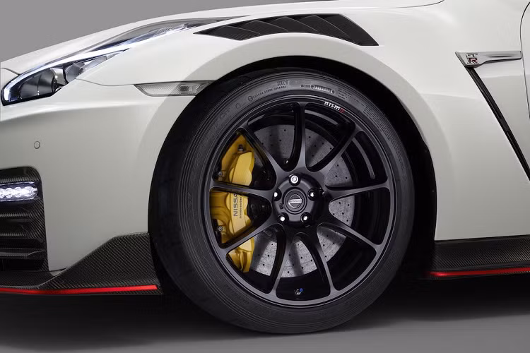 Nissan GT-R tiếp theo khả năng cao sẽ sử dụng nền tảng của thế hệ R35 nhưng thân xe được thiết kế lại hoàn toàn và nội thất được đại tu toàn bộ.