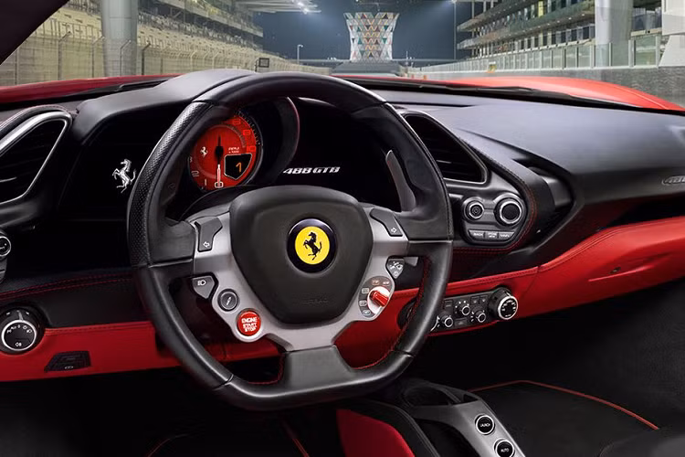 Quá trình tìm hiểu chúng tôi được biết chiếc siêu xe Ferrari 488 GTB này về nước khá lâu nhưng rất hiếm khi xuất hiện trên đường phố, nguyên bản xe có màu trắng và khi được cặp vợ chồng kinh doanh mỹ phẩm mua về đã dán bộ áo màu đỏ.