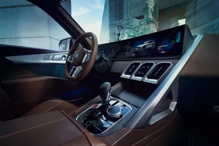 Nhìn ngang, BMW XM trông khỏe khoắn và cứng cáp hơn nhờ vòm bánh xe vuông vức ôm trọn bộ mâm cỡ lớn 23 inch. Phía sau đuôi xe vẫn là đồ họa LED quen thuộc trên một số dòng BMW hiện tại nhưng được kéo dài xuống cản va sau. đặc biệt ống xả tứ được thiết kế chồng lên nhau trông khá dị.