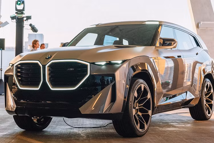 Sau khi hé lộ những hình ảnh của BMW XM hoàn toàn mới cuối tháng trước, BMW đã mang concept siêu SUV “bằng xương bằng thịt” trưng bày tại triển lãm nghệ thuật Art Basel ở Miami. Người xem không khỏi choáng ngợp bởi thiết kế chưa-từng-thấy của BMW hiện diện trên concept XM cũng như tò mò về sự sang trọng và hiệu suất của chiếc SUV.