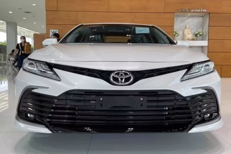 Động cơ xăng 4cyl 2.5L Dynamic Force, mã A25A-FKB, sử dụng van biến thiên điều khiển điện tử VVT-iE cho công suất tối đa 209 mã lực tại 6.600 vòng/phút, mô-men xoắn cực đại 250 Nm tại 5.000 vòng/phút, sử dụng kết hợp với hộp số tự động 8 cấp (8AT). Toyota Camry 2022 bản facelift được tinh chỉnh nhẹ nhàng về thiết kế.