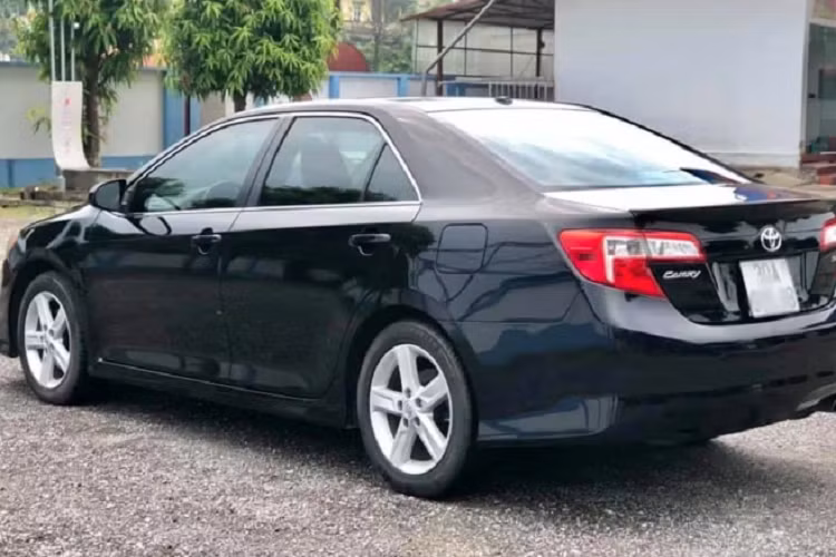 Về an toàn và hỗ trợ lái, Camry SE 2012 nhập Mỹ được trang bị an toàn cao “chuẩn Mỹ” với 10 túi khí. Bên cạnh các trang bị khác như: Kiểm soát ổn định xe (VSC), kiểm soát lực kéo (TRAC), chống bó cứng phanh (ABS), phân bổ lực phanh điện tử (EBD), hệ thống giám sát áp suất lốp điện tử.