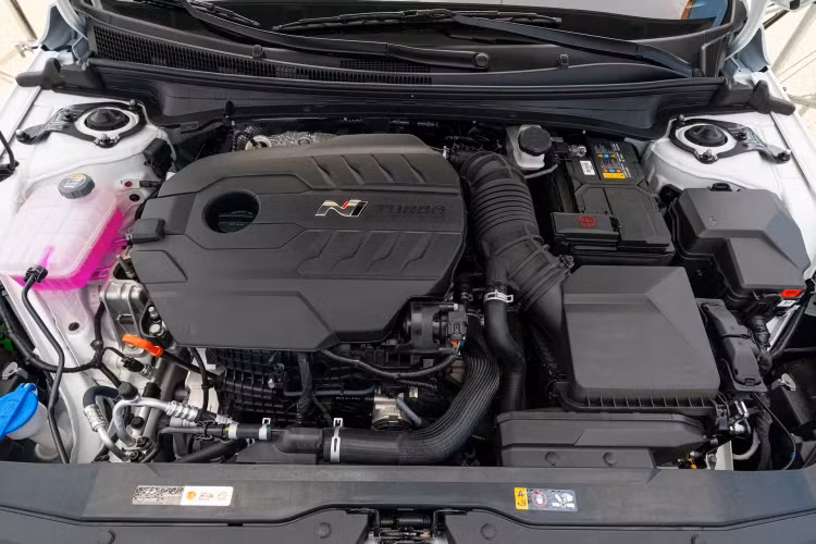 Elantra N có giá cao hơn Volkswagen Jetta GLI và Honda Civic Si, do nó có sức mạnh lớn hơn đáng kể. Với động cơ tăng áp 2.0 L, xe có cho công suất 276 mã lực (279 PS / 205 kW) và mô-men xoắn 289 lb-ft (391 Nm). Trong khi đó, 2 dòng xe còn lại có công suất kém hơn hẳn: Jetta GLI có công suất 228 mã lực còn Civic Si có công suất 205 mã lực. Elantra N cũng được trang bị chức năng N Grin Shift có thể tạm thời tăng công suất lên 286 mã lực (213 kW / 290 PS).