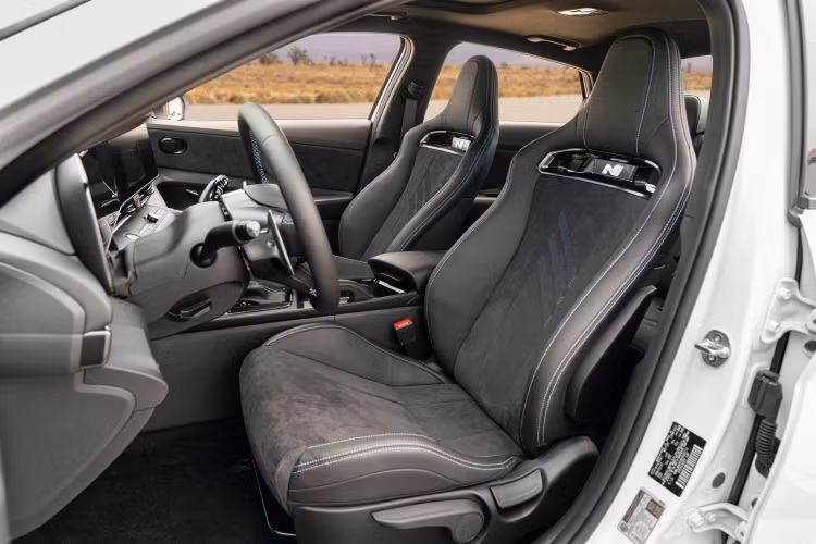 Elantra N sẽ có trọng lượng nhẹ hơn, hệ thống treo cứng hơn. Đây cũng là lần đầu tiên mẫu xe này được Hyundai trang bị trục integrated drive axle (IDA), lấy cảm hứng từ công nghệ được sử dụng trên xe đua WRC. Đáng chú ý, Elantra N 2022 còn có bộ mâm 19 inch thể thao Michelin PS4S size 245, giúp khách hàng thỏa mãn đam mê chinh phục tốc độ. Hệ thống phanh đĩa 14,1 inch (360 mm). Hãng xe Hàn Quốc cũng đã thiết kế một hệ thống làm mát ở phía trước cùng với cơ cấu dẫn khí để cải thiện hiệu quả làm mát cho phanh.