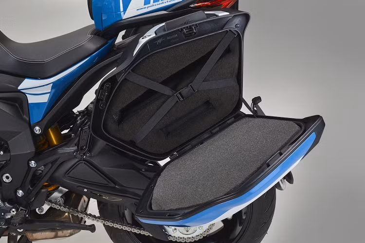 Ngoài các trang bị bổ sung kể trên, MV Agusta Turismo Veloce phiên bản cảnh sát không có gì khác so với chiếc Turismo Veloce Lusso SCS thương mại. Cung cấp sức mạnh cho xe là khối động cơ 3 xylanh 798cc đã được cải tiến nhằm đáp ứng được chuẩn khí thải khắt khe, sản sinh công suất 110 mã lực tại tua máy 10.150 vòng/phút và mômen xoắn cực đại 80 Nm tại tua máy 7.100 vòng/phút.