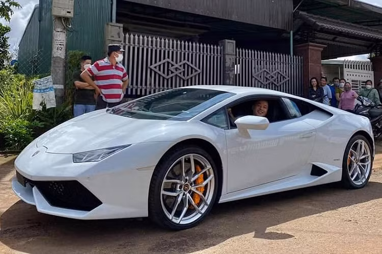 Thông tin ban đầu cho biết, vào sáng ngày 25/9/2021, chiếc xe chuyên dụng chở siêu xe Lamborghini Huracan về phố núi Buôn Ma Thuột đã thu hút sự quan tâm của giới mê xe. Sau đó, xe chuyên dụng tiếp tục di chuyển để về nhà riêng của 1 thiếu gia còn khá trẻ.