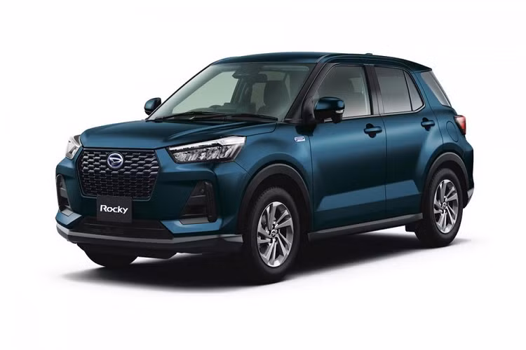 Hiện hãng Toyota chưa công bố thông số hoạt động của động cơ xăng 1.2L kể trên. Chỉ biết rằng, phiên bản dùng động cơ xăng 1.2L của 2 mẫu SUV đô thị này tiêu thụ lượng nhiên liệu trung bình 4,83 lít/100 km. Trong khi đó, động cơ tăng áp 1.0L cũ sẽ chỉ được dùng cho phiên bản dẫn động 4 bánh của Toyota Raize và Daihatsu Rocky 2022. Tương tự máy xăng 1.2L mới, động cơ tăng áp 1.0L của xe cũng kết hợp với hộp số CVT.