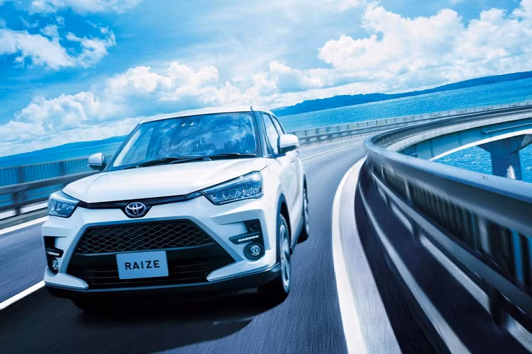 Riêng phiên bản hybrid của Toyota Raize và Daihatsu Rocky 2022 sẽ được trang bị ổ điện AC100V, 1.500W, có thể sử dụng như hệ thống cấp điện khẩn cấp. Tại thị trường Nhật Bản, giá xe Toyota Raize Hybrid 2022 khởi điểm từ 2,163 triệu Yên (khoảng 432 triệu đồng). Con số tương ứng của Daihatsu Raize Hybrid 2022 là 2,116 triệu Yên (423 triệu đồng). Tại Việt Nam, mẫu SUV đô thị Toyota Raize cũng đã được lên lịch ra mắt chính thức vào ngày 4/11 tới. 