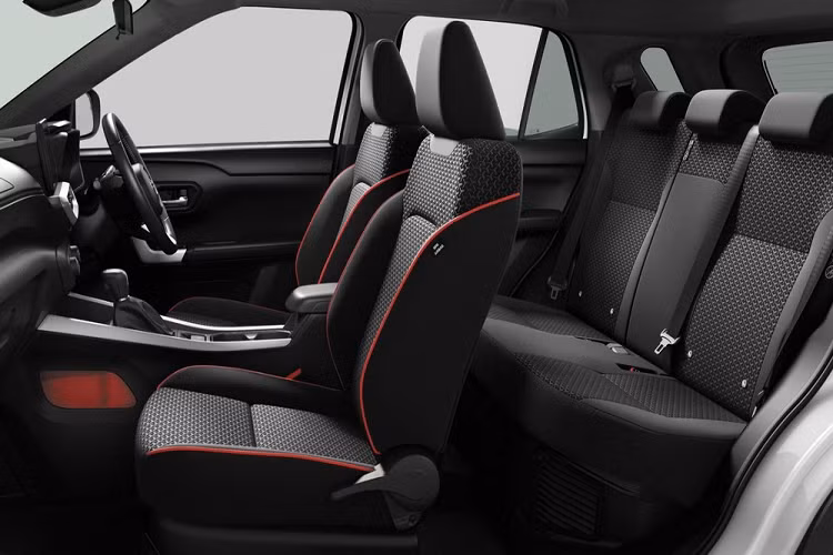 Nếu không thích xe hybrid, khách hàng Nhật Bản có thể mua phiên bản dùng động cơ xăng thông thường của của Toyota Raize và Daihatsu Rocky 2022. Trước đây, hai mẫu SUV cỡ A này chỉ có 1 loại động cơ tại thị trường Nhật Bản là máy xăng 3 xi-lanh, tăng áp, dung tích 1.0L, sản sinh công suất tối đa 98 mã lực và mô-men xoắn cực đại 140 Nm. Tuy nhiên, ở phiên bản 2022, Toyota Raize và Daihatsu Rocky có thêm động cơ xăng 3 xi-lanh, dung tích 1.2L mới, kết hợp với hệ dẫn động 1 cầu và hộp số biến thiên vô cấp CVT.