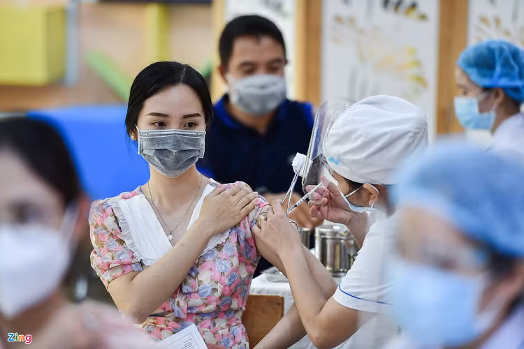 Hơn 200.000 người ở TP HCM được tiêm vaccine Covid-19 trong một ngày - Hình 3 Hon 200.000 nguoi o TP HCM duoc tiem vaccine Covid-19 trong mot ngay-Hinh-3