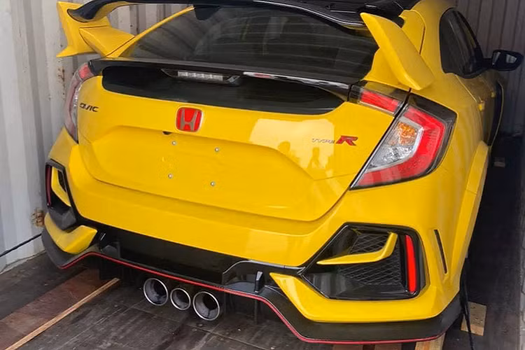 Honda Civic Type R được phát triển từ biến thể hatchback 5 cửa cửa dòng Civic thế hệ thứ 10. Nhờ sở hữu thiết kế đẹp mắt, đầy hầm hố nên nhiều tay chơi Civic sedan tại Việt Nam rất chuộng độ body ngoại thất theo phiên bản Civic Type R này.