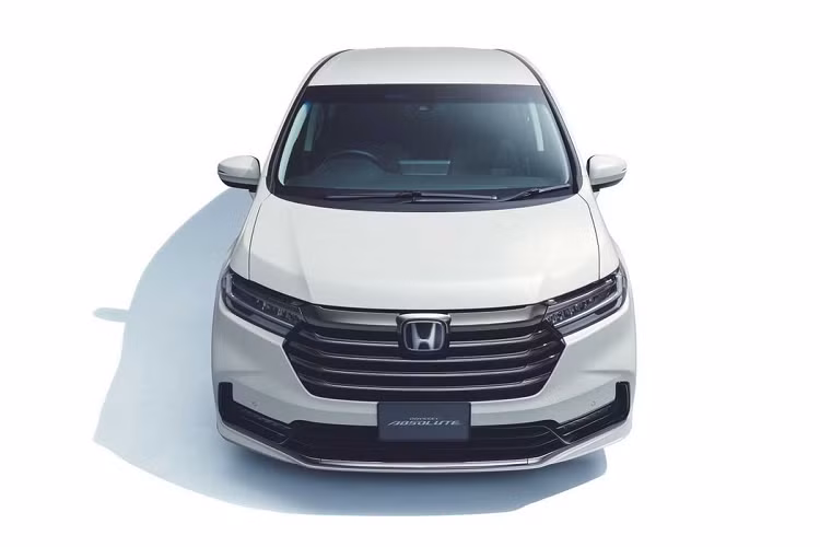 Đuôi xe vẫn giữ bố cục vương vức quen thuộc. Tuy nhiên, cụm đèn hậu cũng được thay đổi họa tiết và được nối liền bởi thanh mạ chrome. Mức giá xe Honda Odyssey 2021 tại Thái Lan từ 89.800 USD (khoảng 2,08 tỷ đồng).