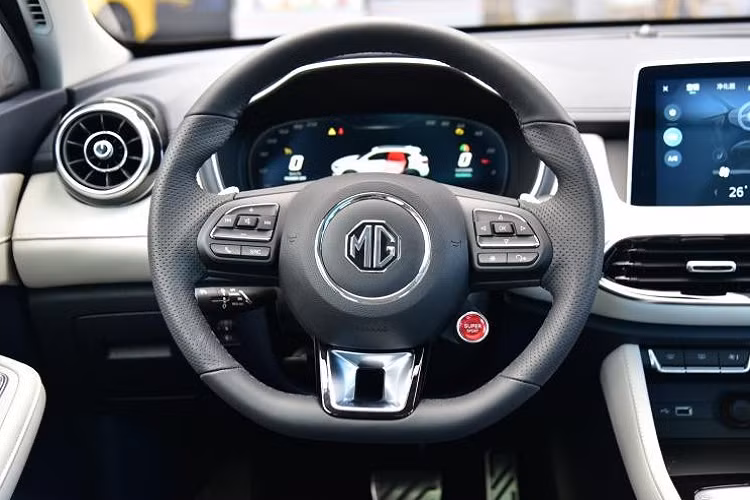 Trừ hệ truyền động, MG Linghang PHEV 2021 có thiết kế không khác gì bản thường. Xe cũng được áp dụng ngôn ngữ thiết kế mới của thương hiệu MG với đầu xe như "cá mập săn mồi". Tuy nhiên, nhiều người cho rằng đầu xe của MG Linghang PHEV 2021 giống ôtô Maserati và Mazda.