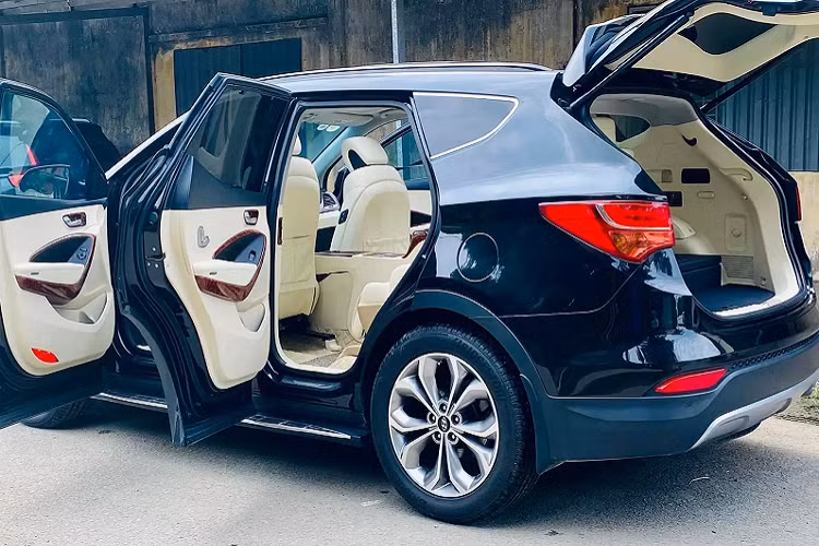 Trên thực tế, rất hiếm khi chúng ta bắt gặp các mẫu xe CUV cỡ trung như Hyundai SantaFe, Honda CR-V hay Kia Sorento được nâng cấp hàng ghế thứ 2 hạng thương gia.
