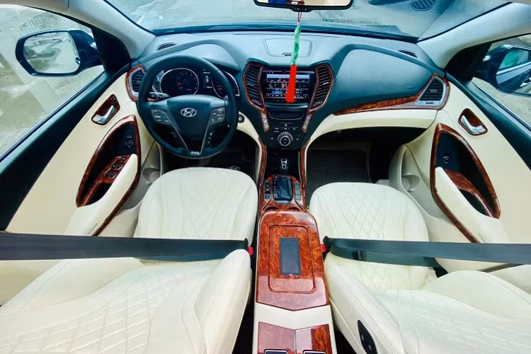 Chi phí nâng cấp ghế thương gia Hyundai SantaFe tại Việt Nam hiện khá đa dạng, có thể lên tới cả trăm triệu đồng tùy vào chất lượng ghế ngồi, cũng như các tính năng tiện ích khác đi kèm, tùy thuộc vào nhu cầu và chi phí của khách hàng.