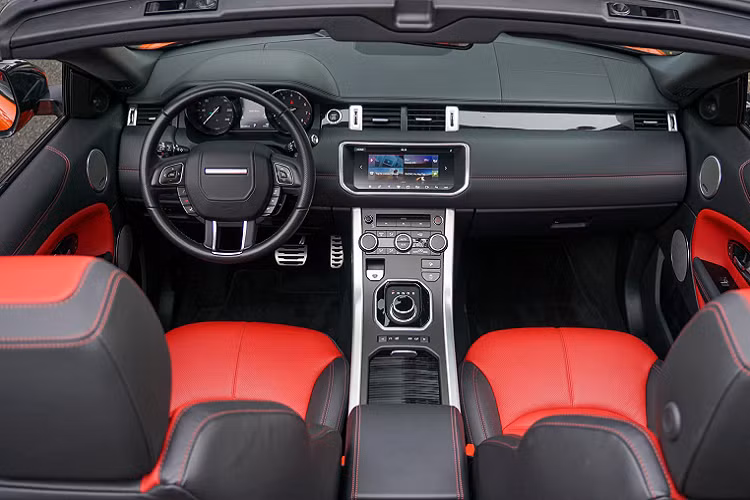 Khác biệt với những mẫu SUV Range Rover Evoque thông thường, phiên bản mui trần Range Rover Evoque Convertible sở hữu ngoại thất độc đáo với 2 cửa đậm chất chơi với 4 chỗ ngồi theo kiểu 2+2. Mẫu xe này được trang bị mui vải màu đen có cơ cấu đóng mở mui tự động ở tốc độ dưới 50 km/h.