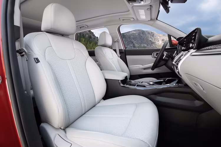 Những khách hàng muốn một phiên bản sang trọng hơn có thể lựa chọn biến thể SX-Prestige, giá xe Kia Sorento Plug-in Hybrid bản này là 47.890 USD (khoảng 1,08 tỷ đồng). Phiên bản này có cụm đồng hồ kỹ thuật số 12,3 inch, hệ thống âm thanh cao cấp 8 loa của Bose, gương chiếu hậu chống chói, ghế bọc da đục lỗ, có chức năng sưởi và làm mát ở hàng ghế trước, hàng ghế thứ 2 có chức năng sưởi. 