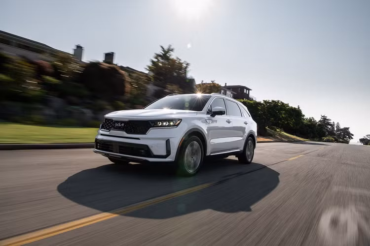 Những công nghệ an toàn và hỗ trợ lái có trên Kia Sorento Plug-in hybrid bao gồm kiểm soát hành trình thích ứng, hệ thống Stop and Go, cảnh báo điểm mù, cảnh báo va chạm khi lùi, cảnh báo chướng ngại vật phía trước. 
