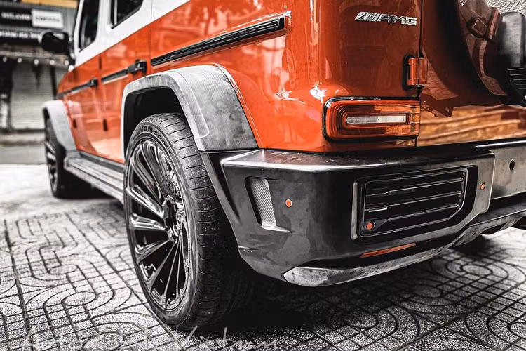 Một trong những điểm đáng chú ý của chiếc Mercedes-AMG G63 này còn đến từ trang bị mâm xe loại 23 inch, tên mã Urban UV-3, sơn đen. Đây là một sản phẩm được ra lò dưới sự hợp tác của 2 thương hiệu Urban và hãng chế tạo mâm Vossen. Giá trị của riêng bộ mâm này tại nước ngoài đã chạm ngưỡng quy đổi lên đến 180 triệu đồng.