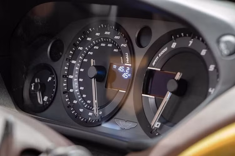 Điều khiến chiếc Vanquish Zagato Speedster này trở nên thú vị hơn là nó chưa từng "qua tay" bất kỳ người nào, con số 72 km (45 dặm) trên công-tơ-mét chỉ là quãng đường giao hàng.