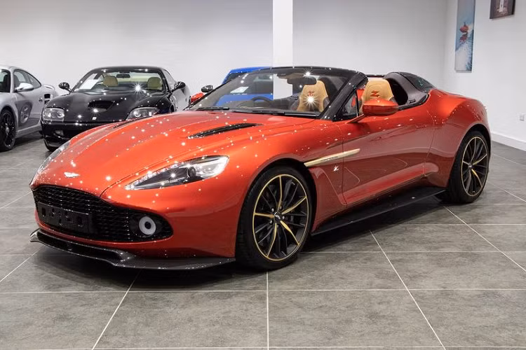 Được ra mắt thông qua sự hợp tác giữa Aston Martin và Zagato, mẫu Vanquish đặc biệt của thương hiệu Anh Quốc có tới 4 phiên bản: Coupe, Volante, Shooting Brake và Speedster. Trong đó, chỉ có 28 chiếc Aston Martin Speedster đặc biệt được sản xuất.