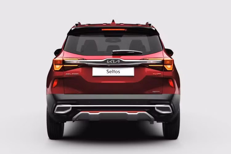 Mẫu SUV đô thị của Kia không có thay đổi đáng kể nào về thiết kế ngoại trừ việc được trang bị logo mới của Kia ở phần đầu và đuôi. Trên phiên bản cao cấp HTK và GTX ở Ấn Độ, Seltos được trang bị hệ thống đèn chiếu sáng Full-LED, đèn hậu LED và mâm xe hợp kim 17 inch. Các biến thể thấp hơn có đèn trước dạng Projector và dùng la-zăng 16 inch.