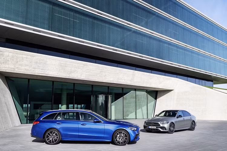 Sau những hình ảnh chạy thử bị bắt gặp cách đây không lâu, Mercedes-Benz C-Class 2022 mới đã chính thức được ra mắt. Mercedes-Benz C-Class có biến thể sedan và wagon.