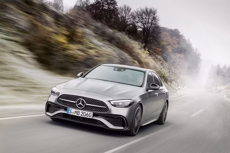 Động cơ đốt trong truyền thống đã không còn xuất hiện trên mẫu xe sang Mercedes-Benz C-Class 2022, thay vào đó là động cơ hybrid với sự kết hợp của động cơ đốt trong và motor điện. Tất cả biến thể của C-Class mới đều được áp dụng động cơ này.