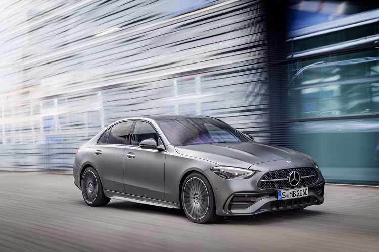 Thiết kế bên ngoài của C-Class 2022 không có quá nhiều thay đổi lớn so với thế hệ trước. Mercedes-Benz vẫn trung thành với lối thiết kế truyền thống. Các số đo của C-Class mới đều lớn hơn đời cũ, chiều dài cơ sở tăng thêm 2,54 cm giúp người ngồi sau có thêm 2 cm khoảng trống để chân, khoảng sáng trần người ngồi sau cũng được tăng thêm 1,5 cm.