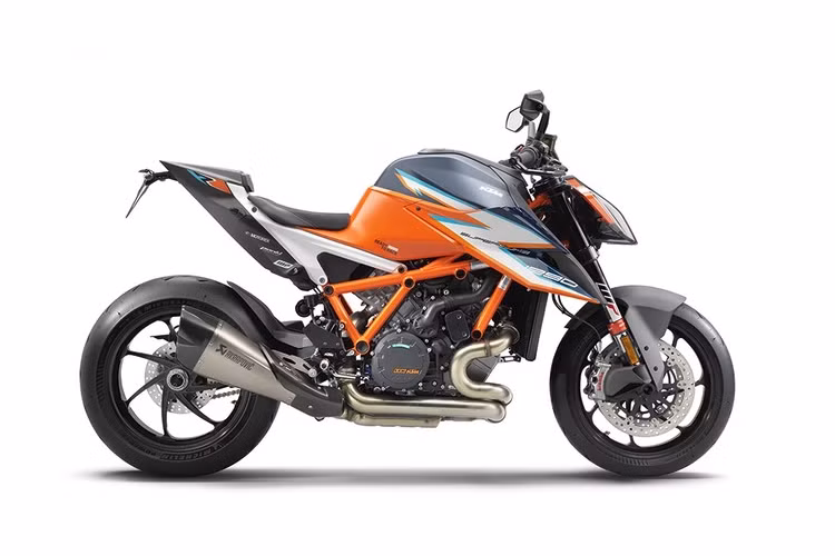 Nói về các nâng cấp của KTM 1290 Super Duke RR so với Super Duke R nguyên bản, phiên bản hiệu năng cao RR có trọng lượng nhẹ hơn 9 kg, với trọng lượng ướt chỉ 180 kg. Cung cấp sức mạnh cho xe là khối động cơ LC8 V-Twin, dung tích 1.301cc, làm mát bằng dung dịch, sản sinh công suất 180 mã lực và mômen xoắn cực đại 140 Nm.