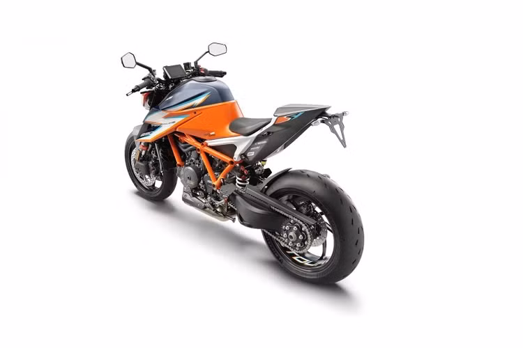 Để giúp xe đạt trọng lượng nhẹ, KTM đã thay dàn áo nguyên bản bằng dàn áo cùng một số chi tiết mới bằng sợi carbon. Bộ vành đúc mới bằng hợp kim nhẹ hơn cũng giúp xe giảm đi 1,5 kg, đi kèm là lốp Michelin Power Cup 2. Ắc quy của xe là loại li-ion thay vì ắc quy chì bình thường, giúp xe giảm 2,5 kg trọng lượng. Khung phụ sau của xe cũng được làm bằng sợi carbon đi kèm ốp yên solo.