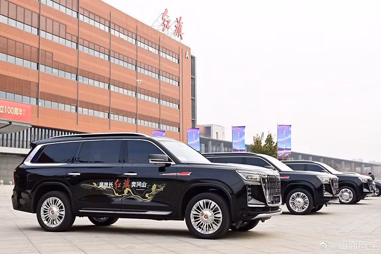 Trong vài năm trở lại đây, hãng ôtô Hồng Kỳ - Trung Quốc đã liên tục đổi mới và làm dày dòng sản phẩm của mình. Trong thời gian tới, hãng xe từng chuyên phục vụ giới chức Trung Quốc sẽ tung ra một mẫu SUV hoàn toàn mới mang tên LS7. Trước thời điểm đó, những hình ảnh đầu tiên của Hồng Kỳ LS7 2022 mới đã bị rò rỉ. Xe được định vị trong phân khúc SUV cỡ lớn. Đồng thời, mẫu xe này vẫn được áp dụng ngôn ngữ thiết kế quen thuộc của thương hiệu xe Trung Quốc này.