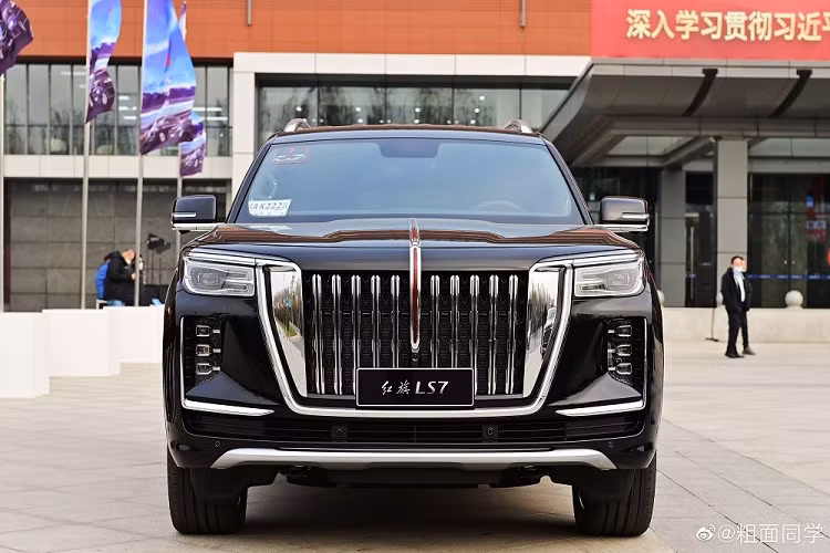 Qua những hình ảnh đầu tiên, có thể thấy Hồng Kỳ LS7 hạng sang sở hữu thiết kế ngoại thất cơ bắp và rắn rỏi. Xe cũng được trang bị lưới tản nhiệt cỡ lớn trên đầu xe, gợi liên tưởng đến Rolls-Royce và tạo cảm giác mạnh mẽ. Lưới tản nhiệt được chia đôi đường màu đỏ ở giữa, kéo dài lên nắp ca-pô, vốn là đặc điểm nhận dạng của xe Hồng Kỳ. Nằm hai bên lưới tản nhiệt là viền mạ crôm dày dặn.