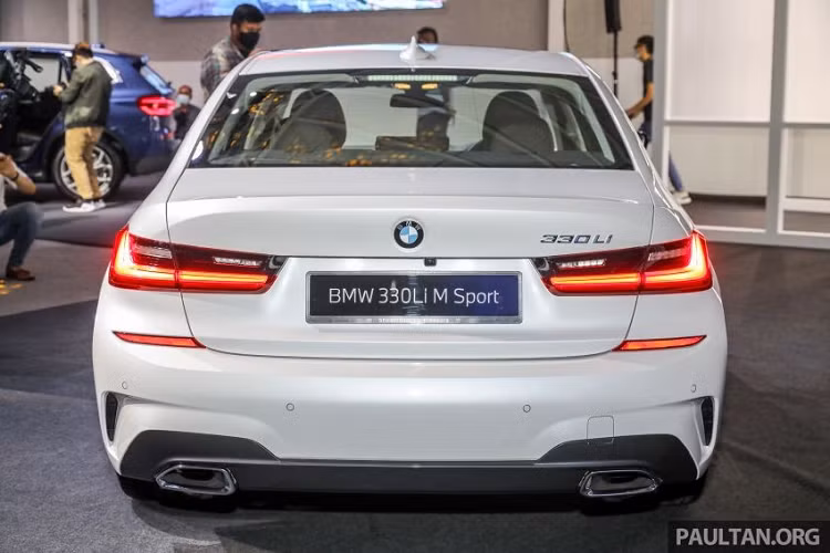 Theo đó, BMW 3-Series Li 2021 vẫn được trang bị lưới tản nhiệt quả thận đôi, cụm đèn pha LED... Tuy nhiên, phần cửa sau của mẫu xe này lại dài hơn bản thường. Về mặt trang bị, BMW 3-Series Li 2021 tại Malaysia không thua kém gì xe ở Thái Lan dù rẻ hơn. Xe cũng có gói phụ kiện ngoại thất M Sport tiêu chuẩn, bao gồm cản trước/sau thể thao hơn, bộ vành hợp kim 18 inch với thiết kế chấu kép, sơn phối 2 màu...