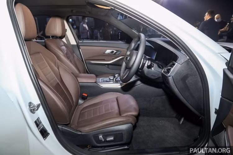 Khi mua BMW 3-Series Li 2021, khách hàng Malaysia có thể chọn 1 trong 2 màu sơn là trắng và đen. Cả hai đều đi với nội thất bọc da màu nâu Mocha Vernasca, khâu bằng chỉ màu đen.