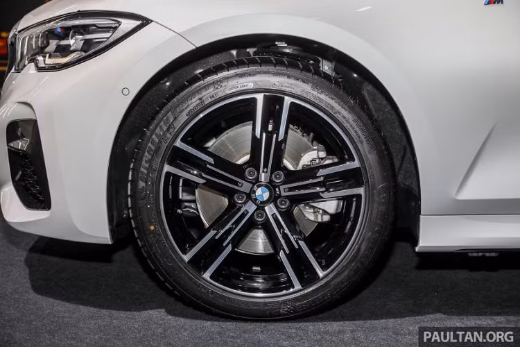 Những trang bị nội thất đáng chú ý của BMW 3-Series Li 2021 ở Malaysia bao gồm những chi tiết ốp nội thất mạ crôm, mặt táp-lô Sensatec, vô lăng bọc da M, bộ bàn đạp bằng kim loại, hệ thống điều hòa tự động 3 vùng, hệ thống đèn viền với 11 chủ đề, ghế trước chỉnh điện, ghế lái nhớ vị trí...