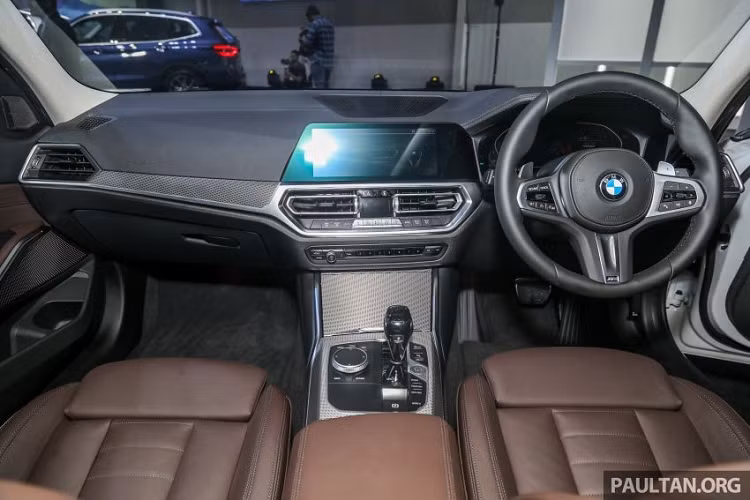 Ở thị trường Malaysia, BMW 3-Series Li 2021 chỉ có bản 330Li M Sport nên được trang bị động cơ xăng 4 xi-lanh, tăng áp, dung tích 2.0L, sản sinh công suất tối đa 255 mã lực tại tua máy từ 5.000 - 6.500 vòng/phút và mô-men xoắn cực đại 400 Nm tại dải tua máy 1.550 - 4.400 vòng/phút.
