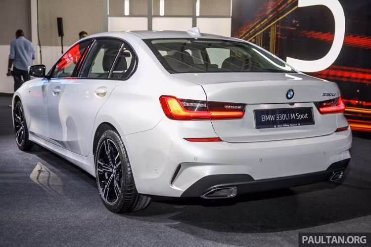 Tương tự xe ở những thị trường khác, BMW 3-Series Li 2021 ở Malaysia cũng sở hữu chiều dài 4.819 mm, chiều rộng 1.827 mm, chiều cao 1.442 mm và chiều dài cơ sở 2.961 mm. Với kích thước này, BMW 3-Series Li 2021 có gần như ngang ngửa người anh em 5-Series. Trừ kích thước thay đổi đáng kể, BMW 3-Series Li 2021 không khác biệt nhiều so với bản thường về mặt thiết kế ngoại thất.