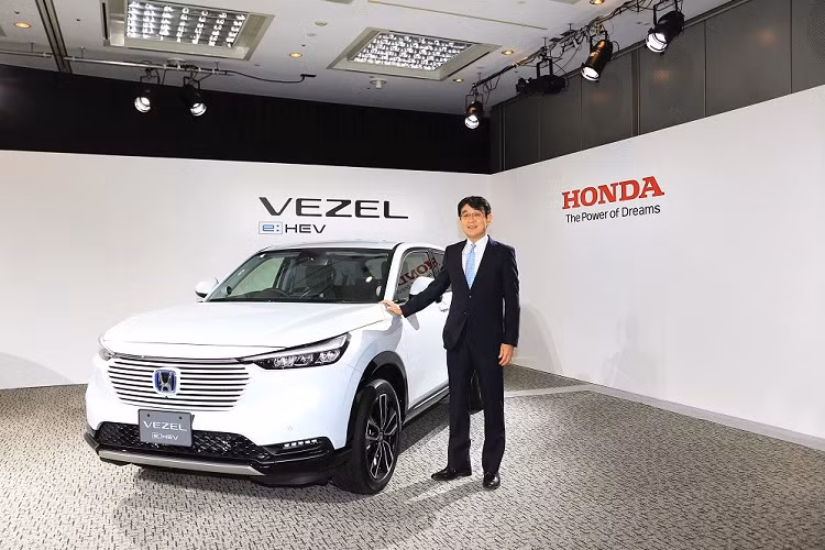 Vào hồi tháng 2 đầu năm nay, hãng Honda đã chính thức giới thiệu thế hệ mới của dòng xe HR-V tại thị trường Nhật Bản dưới cái tên riêng Vezel. Mãi đến nay, Honda HR-V 2021 mới được bày bán tại Nhật Bản. Tại thị trường quê nhà Nhật Bản, Honda HR-V 2021 được chia thành 4 bản trang bị là G, e:HEV X, e:HEV Z và e:HEV PLaY. Trừ bản tiêu chuẩn G, các bản còn lại của mẫu SUV cỡ B này đều là xe hybrid. Giá xe Honda HR-V 2021 tại thị trường Nhật Bản dao động từ 2.279.200 - 3.298.900 Yên (khoảng 487 - 706 triệu đồng).