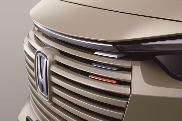 Hai bên lưới tản nhiệt là đèn pha mới có thiết kế thanh mảnh và vuốt về phía sau mượt mà. Bên trong cụm đèn pha này là dải đèn LED định vị ban ngày nằm trên cao, gợi liên tưởng đến cặp lông mày. Bên dưới nữa là hốc gió trung tâm với mắt lưới hình tổ ong và đèn sương mù trước nằm ngang.