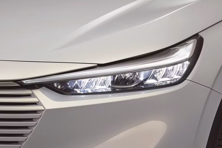 Con số tương ứng của phiên bản hybrid là 25 km/lít (4 lít/100 km). Cả hai phiên bản đều được trang bị hệ dẫn động 4 bánh tùy chọn. Được phát triển dựa trên khung gầm tương tự Jazz và City, Honda HR-V 2021 có chiều dài 4.330 mm, chiều rộng 1.790 mm, chiều cao từ 1.580 - 1.590 mm cùng chiều dài cơ sở 2.610 mm. So với thế hệ cũ, mẫu SUV cỡ B này ngắn hơn một chút nhưng rộng hơn 20 mm và thấp hơn.