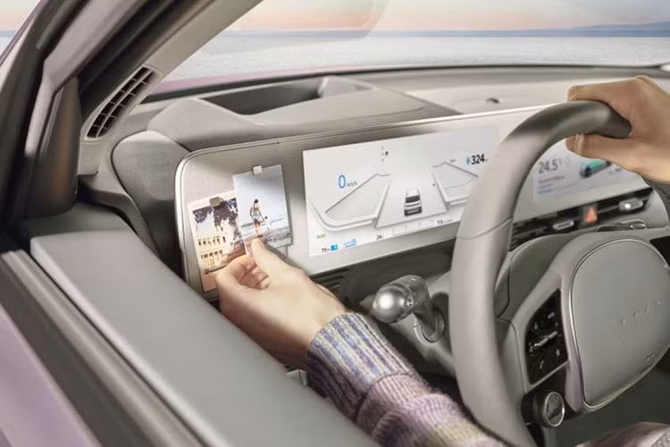 Ioniq 5 là chiếc Hyundai đầu tiên được trang bị Hỗ trợ lái cao tốc 2, giúp xe thiết lập khoảng cách với xe phía trước và giữ đúng làn đường, xe cũng hỗ trợ đổi làn. Hơn nữa, tính năng phanh khẩn cấp tự động có thể phát hiện xe đạp, người đi bộ và các phương tiện sắp tiếp cận. Tính năng nhận diện biển báo, hỗ trợ chùm sáng cao và cảnh báo tập trung cũng được trang bị.
