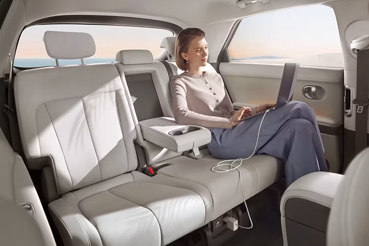 Xe được trang bị hệ thống thông tin giải trí với màn hình cảm ứng 12,3 inch tích hợp Apple CarPlay và Android Auto, hệ thống âm thanh 8 loa của Bose, cụm đồng hồ kỹ thuật số 12,3 inch, cửa sổ trời toàn cảnh với tấm chắn nắng chỉnh điện và điều hòa khí hậu 2 vùng tự động.