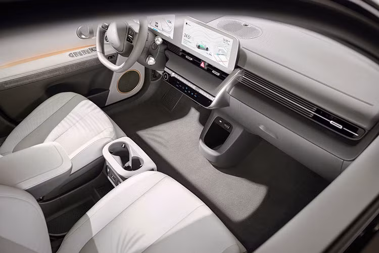 Những tính năng tiêu chuẩn trên xe có thể kể đến: Ghế trước “Zero Gravity” chỉnh điện 12 cấp, ghế sau chỉnh điện 2 cấp, bọc da thân thiện môi trường, cửa sổ trời toàn cảnh, ghế trước sưởi và làm mát, ghế sau có sưởi, cốp mở điện, mâm hợp kim 20 inch và những đồ trang trí được làm từ vật liệu tái chế.
