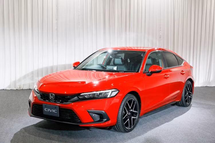 Không có gì ngạc nhiên khi Honda Civic Hatchback hoàn toàn mới được áp dụng phong cách thiết kế tương tự phiên bản sedan. Do đó, phiên bản hatchback của Honda Civic 2022 cũng sở hữu ngoại hình trưởng thành hơn nhưng lại bị đánh giá là nhàm chán hơn trước.