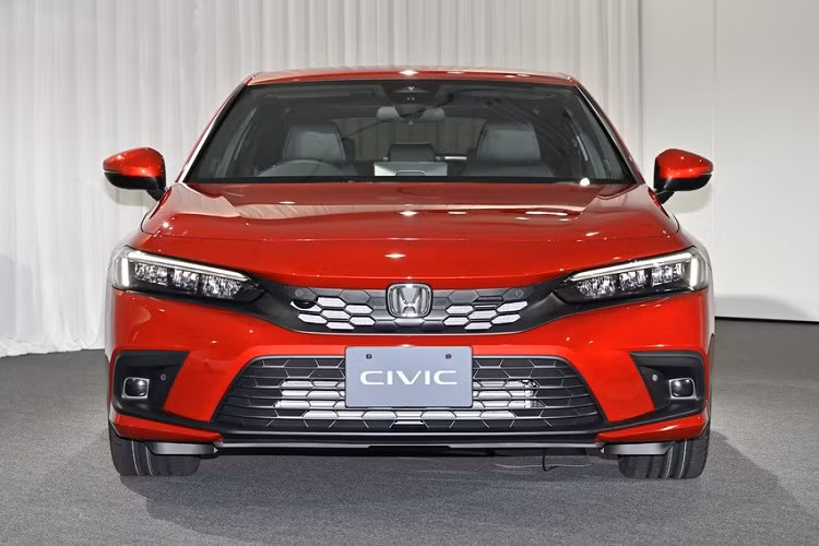 Nhờ đó, Honda Civic Hatchback 2022 có hệ thống lái bán tự động cấp độ 2. Ở thị trường Nhật Bản, Honda Civic Hatchback 2022 có thêm tính năng Adaptive Driving Beam (ADB) giúp ngắt bớt một phần đèn pha để tránh làm chói mắt tài xế chạy đối diện. Đây là mẫu xe Honda đầu tiên có tính năng này. Đáng tiếc là hiện giá xe Honda Civic Hatchback 2022 vẫn chưa được công bố.
