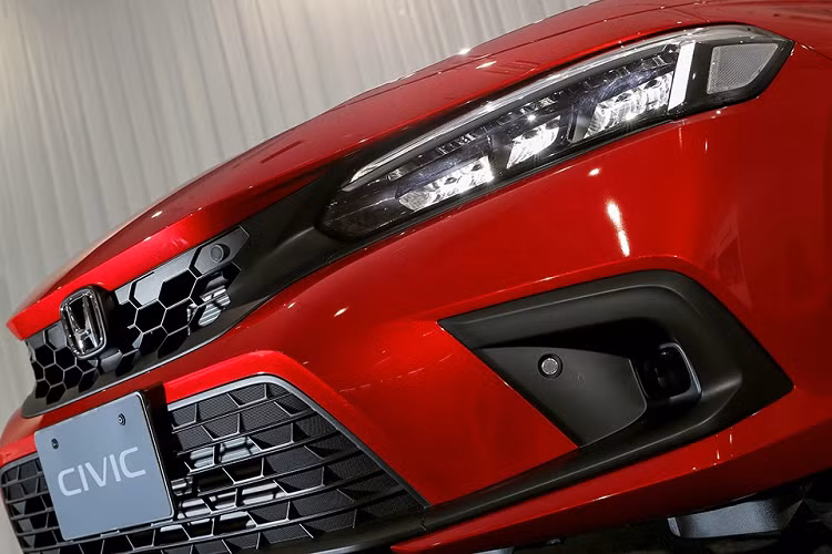 Giống phiên bản sedan, Honda Civic Hatchback 2022 sở hữu lưới tản nhiệt hình thang ngược trên đầu xe với logo của nhà sản xuất ở giữa. Tuy nhiên, lưới tản nhiệt của mẫu xe này lại đi kèm mắt lưới hình tổ ong thay vì nan nằm ngang như phiên bản sedan.